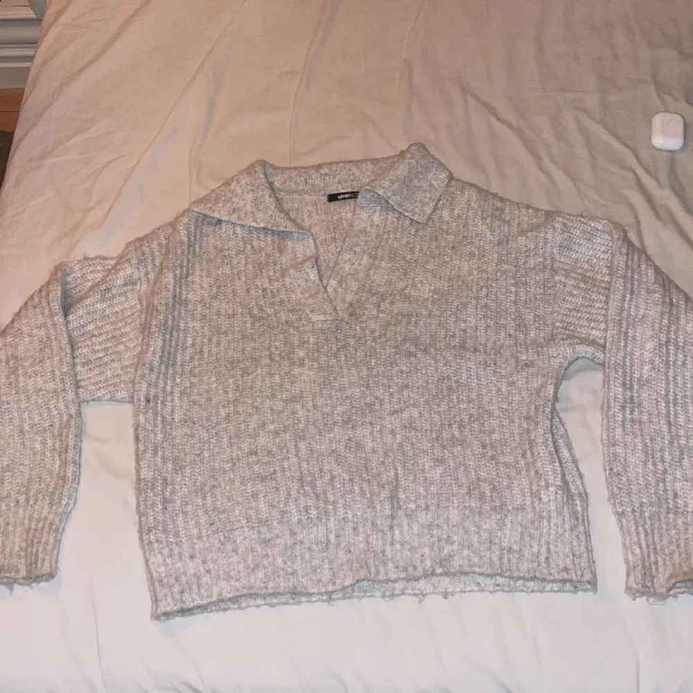Nästan oanvänd stickad tröja från ginatricot med ”skjortkrage”. Kommer inte till användning då jag säljer den. Väldigt fint skick💖💖. Tröjor & Koftor.