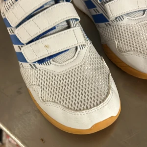 Skor - Sparsamt använda skor använda inomhussäsongen 