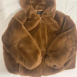 Zara pälsjacka - Jackan är knappt använd och är i jättebra skick!