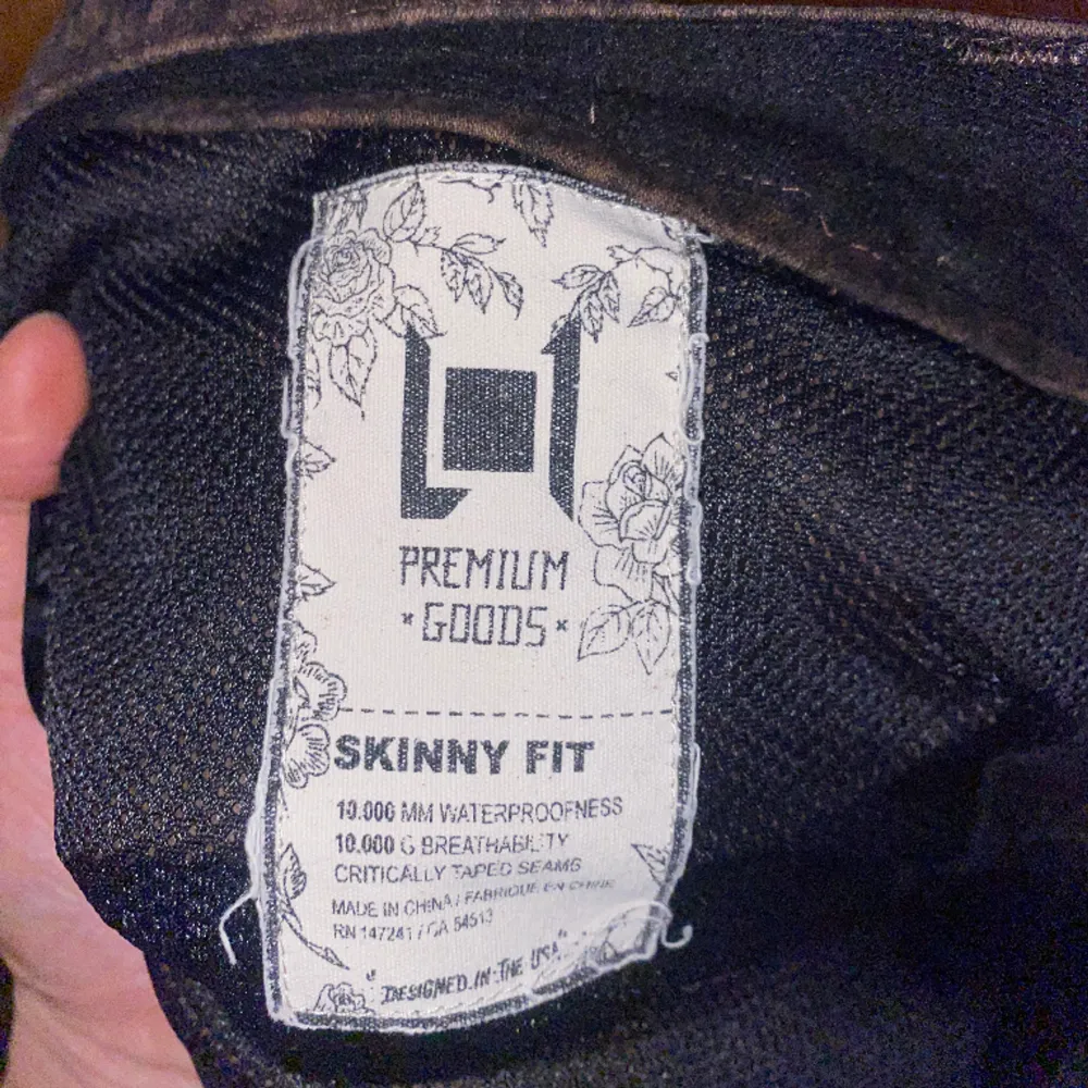 Snowboardbyxor från märket L1 premium goods. Väldigt lite använda då de alltid varit för stora i midjan på mig. Storlek Large dam.. Jeans & Byxor.