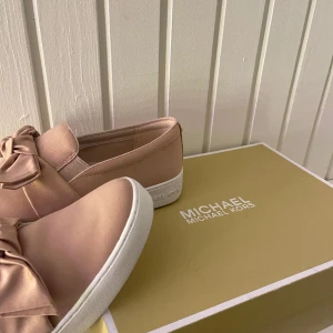 Michael Kors sneakers - Rosa Michael kors sneakers! Har aldrig använt dom💕 Det är en storlek 40 men den är liten i storleken, jag har vanligtvis storlek 39🫶skriv till mig om fler bilder önskas🥰
