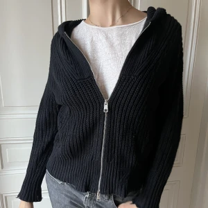 Stickad Zadig kofta  - Jätte fin och cool stickad kofta från Zadig & Voltaire! Sparsamt använd i storlek M/L🫶🏻❤️❤️