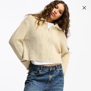 Kofta med dragkedja - Supersnygg kofta med dragkedja, helt oanvänd med prislappen kvar då de inte passade mig  ord pris: 520kr😊