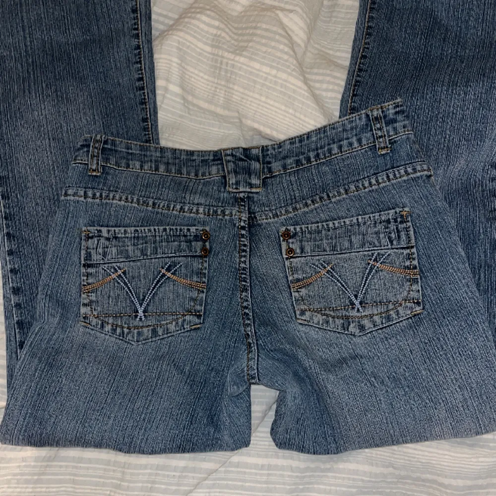 Säljer dessa snygga lågmidjade bootcut jeans!!😍Midjemått är 38 cm tvärs över, dem är väldigt stretchiga! Pris kan diskuteras. Jeans & Byxor.
