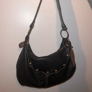 Axel väska - Jättefin och unik väska💞, köpte i Sydafrika på secondhand så vet ej märke men den är jättefin och i bra skick, med mycket utrymme i och fickor💕