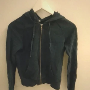 Mörkblå Hoodie 34 - Mörkblå Hoodie strl 34 i okej skick. :) 