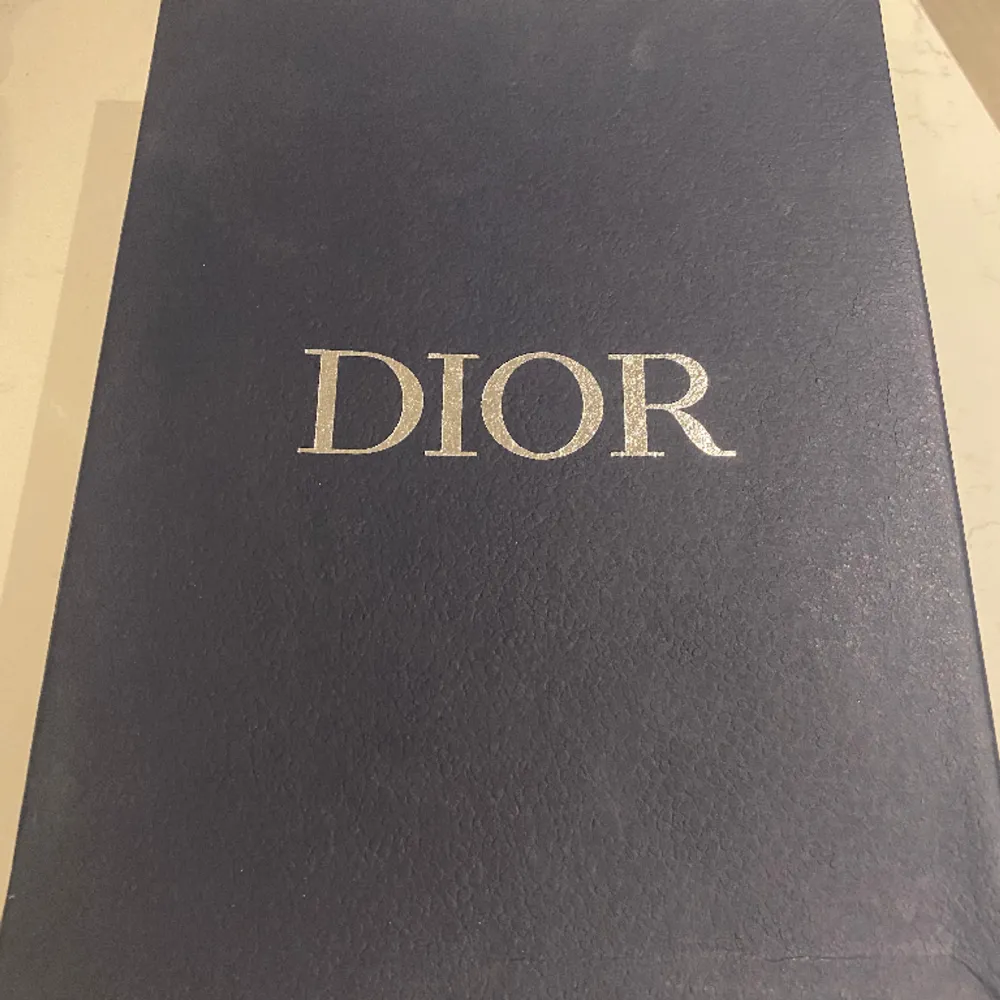 Splitternya och oanvända Dior skor i strl 43. Ny pris 10 000 kr, kvitto finns.. Skor.