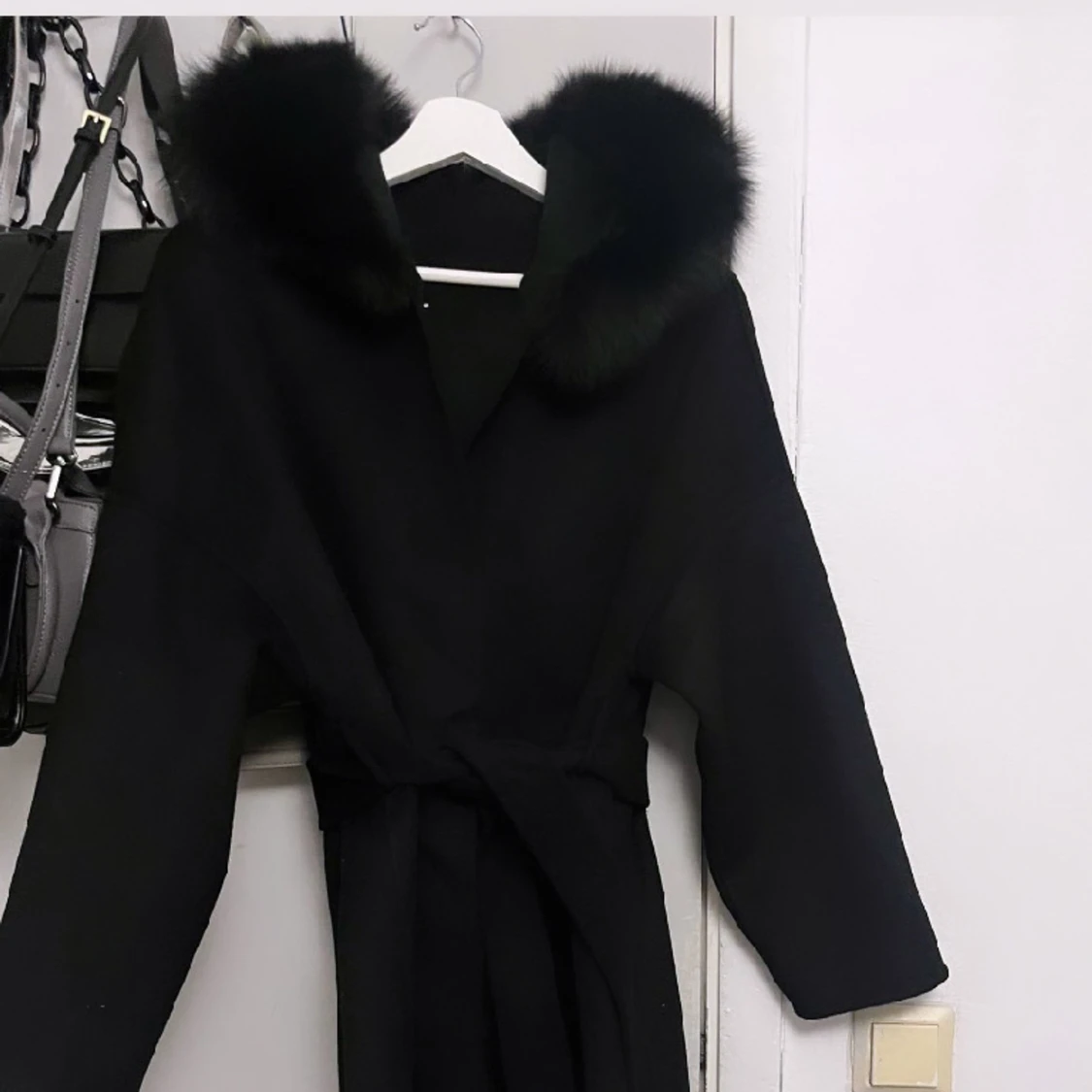 Lång svart kappa med äkta päls 
