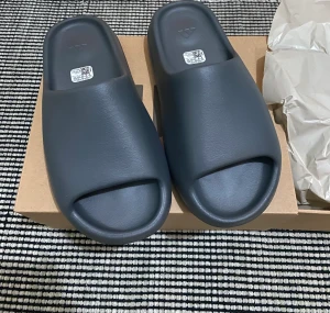 Yeezy slide - Aldrig använda yeezy slides granite i storlek 42. Kvitto finns! 