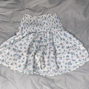 Sommar kjol💙 - Söt Young Gina tricot kjol i storlek 134-140. Resåren är ganska tajt/hård stretch❤️ej några defekter.💙☀️