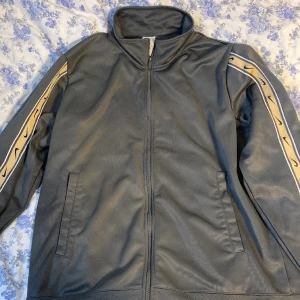 Nike kofta  - Jag säljer min kofta jag har fått hem den är storlek större den passar inte mig och har inte använt den. Jätte bra material och bra skick.