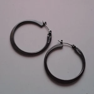 Örhängen pilgrim - Inte använda. Är en slags metallic grå, så ser ut som svart/silver.😊 Pris är diskuterbart. Vid funderingar skicka gärna pm 💖