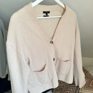 Kashmirkofta - Kofta i Kashmir från massimo dutti. Sparsamt använd. Strl M