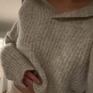 Stickad långärmad  - Varm och mysig stickad tröja, perfekt nu när det är kallt ute!🙌🏼 