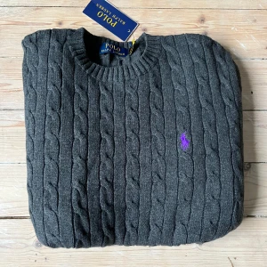 Kabelstickad Ralph Lauren tröja - Oanvänd kabelstickad Ralph Lauren tröja med lappar kvar! Storlek S och sitter perfekt.  Fri frakt!