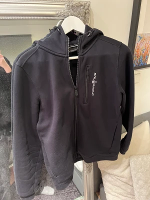 Sail Racing Hoddie - Säljer en riktigt fet sail racing luvtröja för billigt pris! Säljer då jag vill ha pengar till annat. Använd max 5 gånger så fortfarande riktigt fräsch. Köpt för runt 1400 på boozt.com. Hör av er vid några som helst frågor!