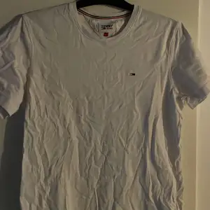 En vit Tommy hillfiger T-shirt, skicket är suveränt och inga defekter, storlek M passar även S. Vid frågor kontakta mig gärna !🙏