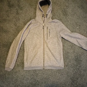 Grå sailracing zip - GRÅ SAILRACING ZIP I NY SKICK BARA ANVÄND NÅGRA GÅNGER.  HÖR AV VID FRÅGOR