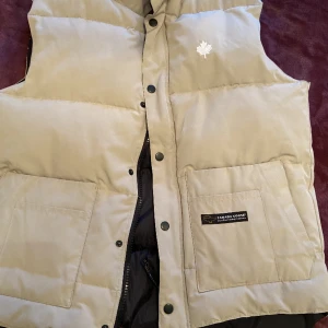 Canada goose väst - Säljer denna mycket fräscha canada goose västen med en väldigt fin färg, inte många som har. passa på!💕