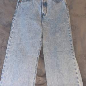 Säljer mina Levi’s ribcage straight ankle jeans som är köpta på Carlings förra året. Dem är ljusblåa och går att matcha till allt! Storleken är W27 L31