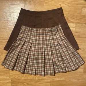 Kjolar H&M - 2 st veckade kjolar från H&M, samma modell. Båda är använda 1-2 gånger. En kjol för 130kr eller båda för 220kr! 