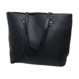 Svart väska  - Säljer denna svarta väskan från Don Donna eftersom jag har för många liknande. Väskan är fuper fin och rymmer mycket! Knappt använd!💞