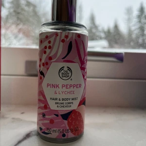 Body mist - Denna jättegoda bodymist från the body shop! Den doftar som rosor och är väldigt feminin ☺️ endast testad somm nu kan se på bild 2!