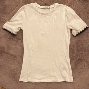 Zara topp - Säljer nu denna super fina zara t-shirten då jag inte får nån användning av den. Liten defekt (skriv för bild) Annars toppen skick!❤️