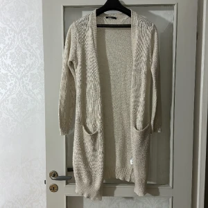 Kofta  - Kofta från Gina tricot storlek xs 