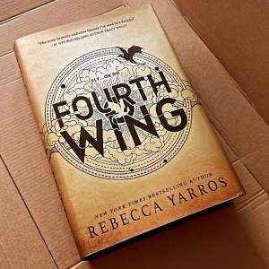 Den populära booktok boken Fourth Wing i inbunden format. Aldrig läst och är i nytt skick!  Nypris 359kr  