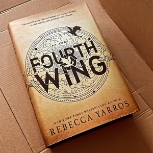 Fourth Wing - Hardcover  - Den populära booktok boken Fourth Wing i inbunden format. Aldrig läst och är i nytt skick!  Nypris 359kr  