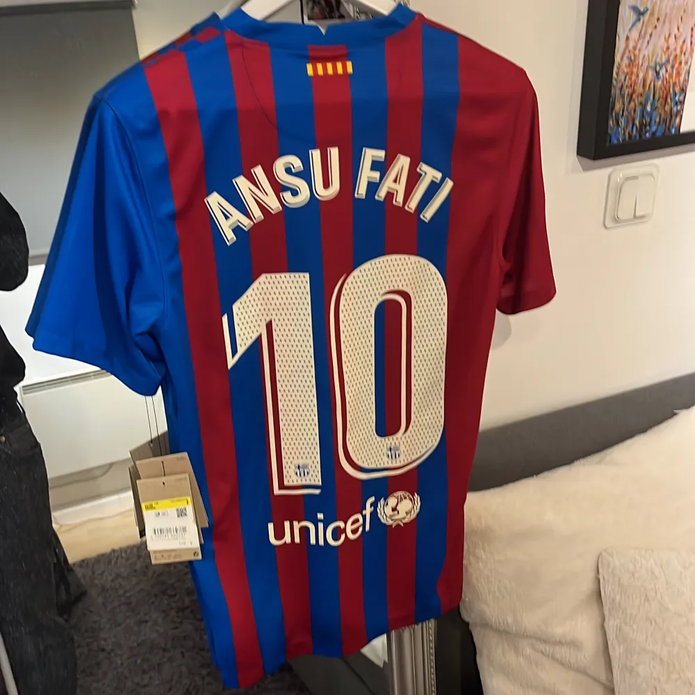 Helt ny oanvänd Barcelona tröja köpt i Spanien. Nypris 110 euro men mitt pris 499kr!. T-shirts.