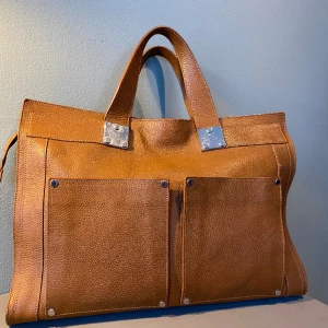 Väska Filippa K - Brun klassiker från Filippa K som rymmer laptop och har flera fack. Mycket fint skick och väldigt lite använd. 