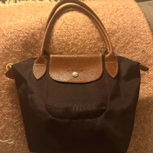 Longchamp väska  - En liten svart/mörkblå longchamp väska🥰 är du intresserad eller vill ha fler bilder kan du kontakta mig, annars - använd gärna köp nu funktionen❤️