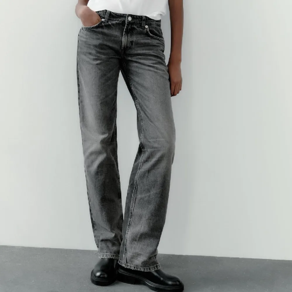 lågmidjade jeans från zara, gråa på framsidan och svarta på baksidan. Inte använda många gånger. Storlek 34 Original pris 399kr, säljer för 250kr med frakt. Jeans & Byxor.