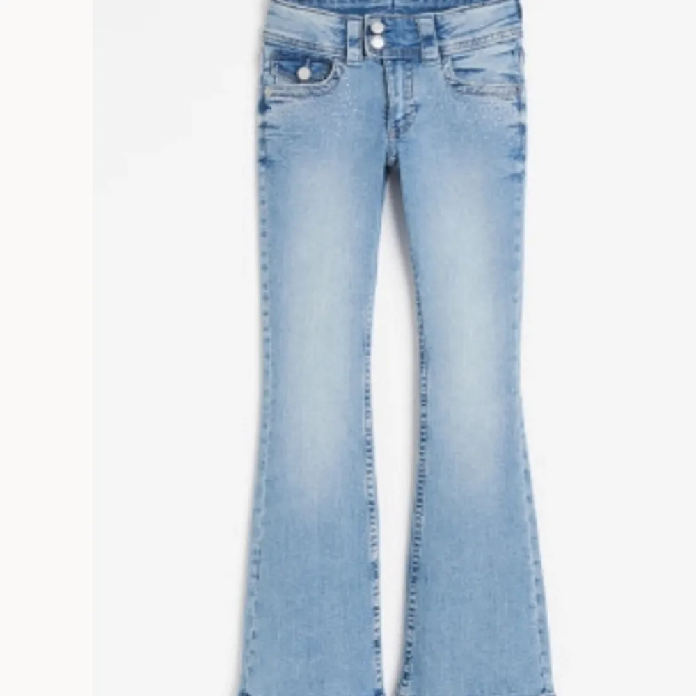 Supersnygga flear jeans från H&M i 152❤️Slutsålda överallt på nätet och i butik🎉Nypris:299kr . Jeans & Byxor.