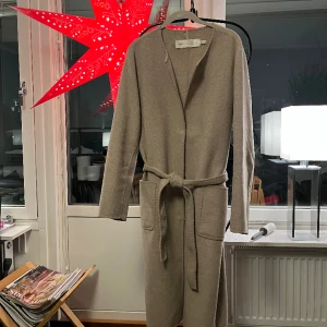Ullkappa - Kappa från Inwear, storlek 40. Gott skick, förutom en lagning i nacken (se bild).