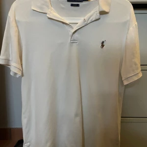 Ralph Lauren Piké  - Använd sparsamt 9/10 skick. Nypris ca 1600kr.