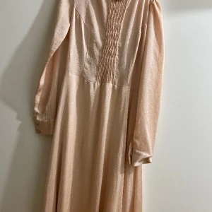 Klänning  - Storlek 36 köpte den för 600kr och kommer sälja den för 200kr kontakt mig om ni vill se mer bilder använd endast en gång