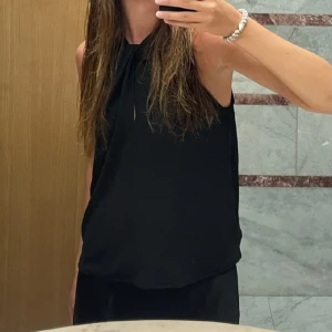 Jättefin topp från zara - Säljer denna topp då den inte kommit till användning så mycket✨säljer den för 120kr+frakt💋