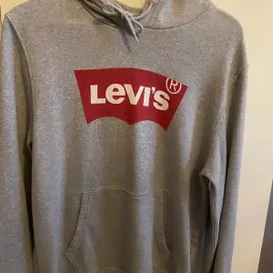 Säljer en fin hoodie från Levis i storlek S, den är i fint skick💗 skriv privat för flera frågor!