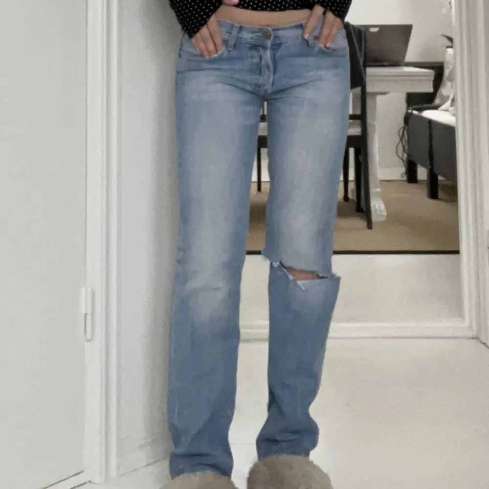 skit snygga lågmidjade jeans från HM💕aldrig använda av mig utan endast från den tidigare ägaren💋jag är 172cm för referens men de är t.o.m lite för långa.  midja rakt över: 40cm innerben: 81cm ytterben: 104. Jeans & Byxor.