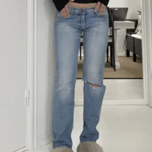 lågmidjade jeans  - skit snygga lågmidjade jeans från HM💕aldrig använda av mig utan endast från den tidigare ägaren💋jag är 172cm för referens men de är t.o.m lite för långa.  midja rakt över: 40cm innerben: 81cm ytterben: 104