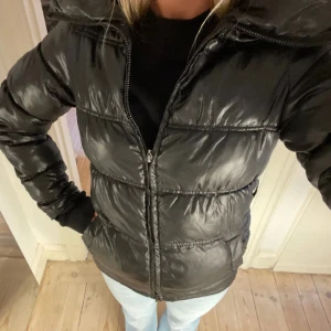 Svart dunjacka  - Säljer då den inte passade mig, storlek s❤️