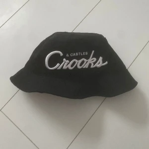 Crooks and Castles bucket har  - Använt ett fåtal gånger, mest legat i garderoben i ett par år.  Köpare står för frakt om det skall skickas. 