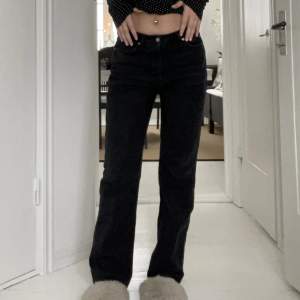 svarta mid waist jeans från HM❤️‍🔥skulle säga att de är lite baggy! jag är 172cm.  midja rakt över: 35cm innerben: 80cm ytterben: 109cm