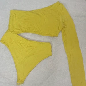 gul bodysuit/baddräkt  - använd 1 gång