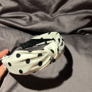 Diadem - Jättegulligt prickigt diadem i bra skick. 💓