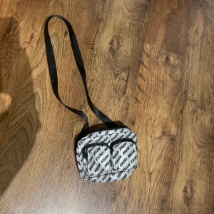 Billie eilish axelremsväska - Nypris 149kr, nyskick. Väskan är i reflex och bandet är reglerbart 35+ BILLIE EILISH PRODUKTER KOLLA MITT KONTO