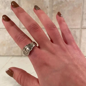 Ring av nysilver - Ringar gjorda av återvunna bestick.  Ring 1: ca 56 mm Ring 2: ca 57 mm  Mät din ringstorlek: 1. Klipp en pappersremsa 2. Dra den runt ditt finger och dra åt. 3. Rita ett sträck där pappret möts. 4. Lägg ner pappret och mät. 5. Omvandla cm till mm.